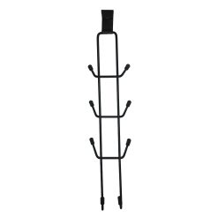 آویز لباس پشت دری ایستاده