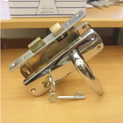 قفل و دستگیره قدیمی